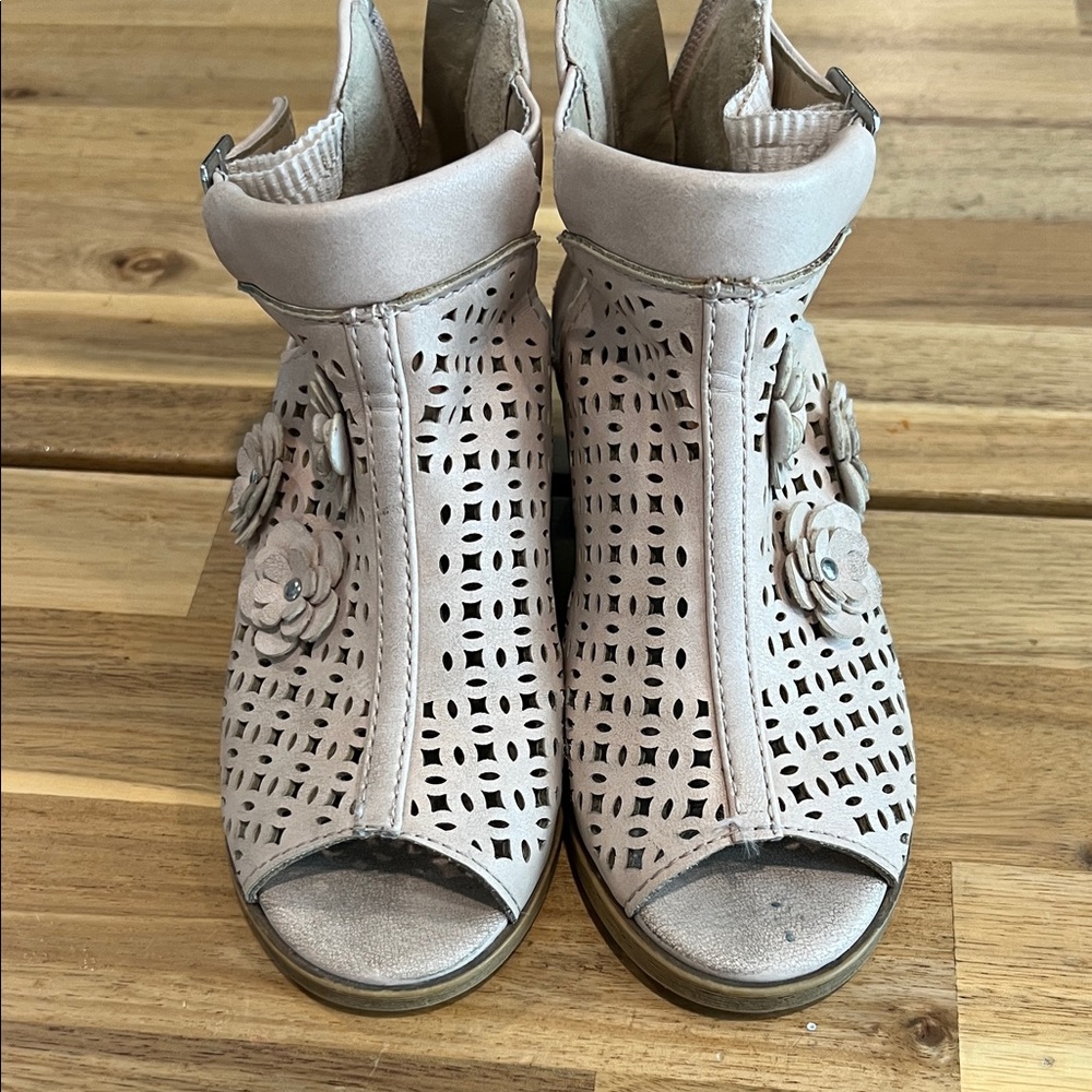 Jellypop Beige Floral Cutout Sandals